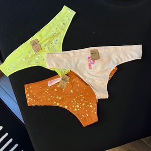 3 pairs of VS thongs. New, with tags. Size Large
